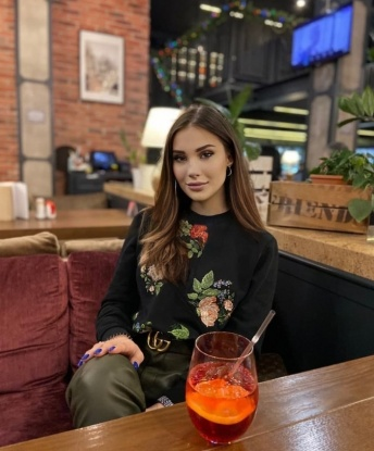💋 У меня мягкий, креативный и опытный подход к удовлетворению твоих желаний. Я проживаю в Москве, Москва, и готова порадовать тебя своими услугами. 💫 Мое мастерство в особенности оценили мои довольные клиенты, которые обожают мое нежное общение, страстные ласки и безграничную фантазию. Я внимательно слушаю и понимаю твои потребности, чтобы каждая встреча была уникальной и незабываемой. 🌹 Чтобы убедиться в этом, загляни в мою галерею фото, там ты найдешь много соблазнительных снимков. Я с нетерпением жду нашей встречи, чтобы создать вместе незабываемые моменты удовольствия. ✨ Светлана
